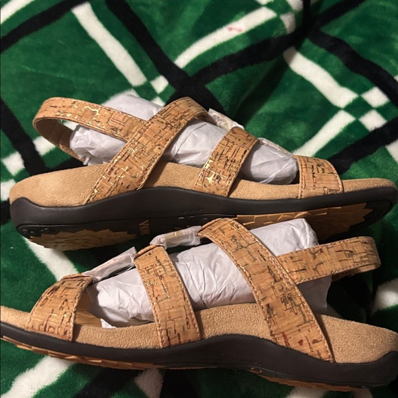 Vionic Stylish Tan Strappy Sandals size 6 - Picture 2 of 5